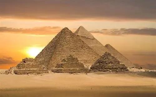 金字塔是怎么修建成这样宏伟壮观的当时的人们采取了什么方法？