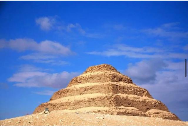 金字塔是怎么修建成这样宏伟壮观的当时的人们采取了什么方法？