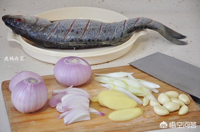 鲈鱼怎么做好吃，有什么简单又好吃的做法吗？清蒸鲈鱼做起来麻烦吗？